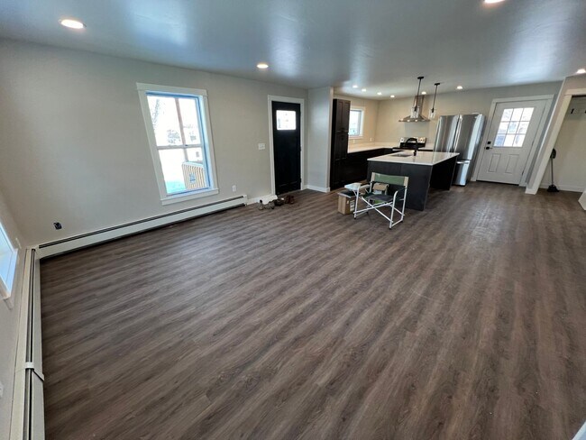 Building Photo - 2 Bed 1 Bath Fully Remodeled Home W/ Detac...
