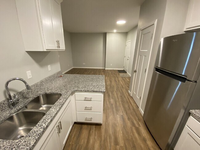 Foto del edificio - Modern Comfort Meets Urban Convenience in Longfellow!