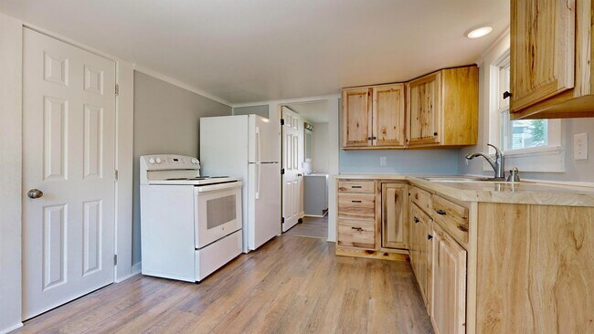Building Photo - 10 Riverbank Ct