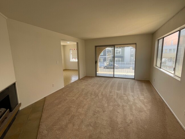 Building Photo - 324 E Balboa Blvd