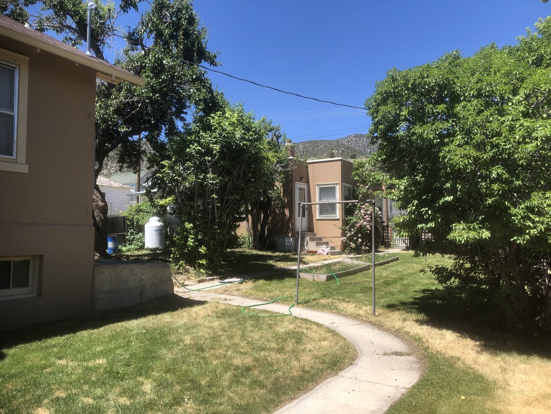 Shared Yard - 885 High Street