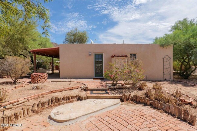 Building Photo - 5702 E Camelback Rd