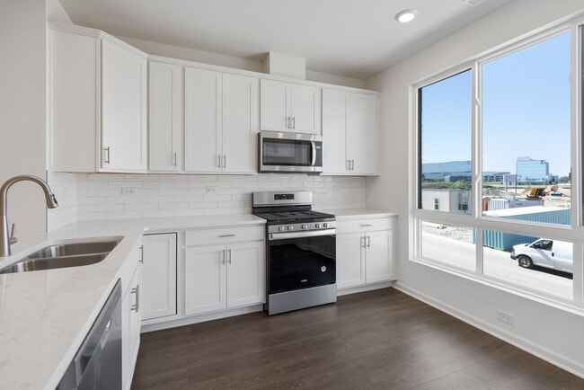 Building Photo - 1262 Lakepointe Dr
