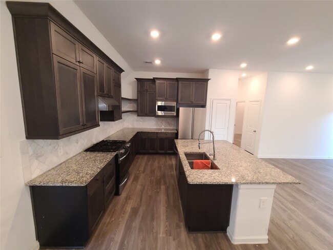 Foto del edificio - 2122 Rosewood Pnes Ln
