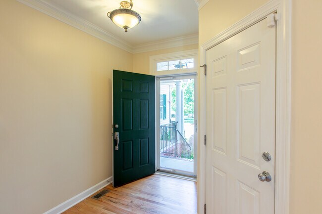 Building Photo - 204 Towne Ridge Ln