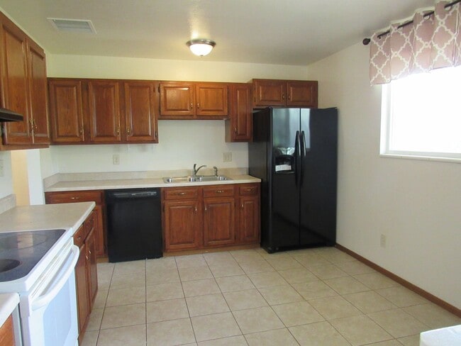 Building Photo - Spacious Bi Level home backing to open space