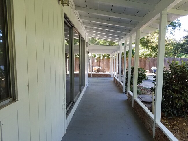 Building Photo - 220 Sherman Dr