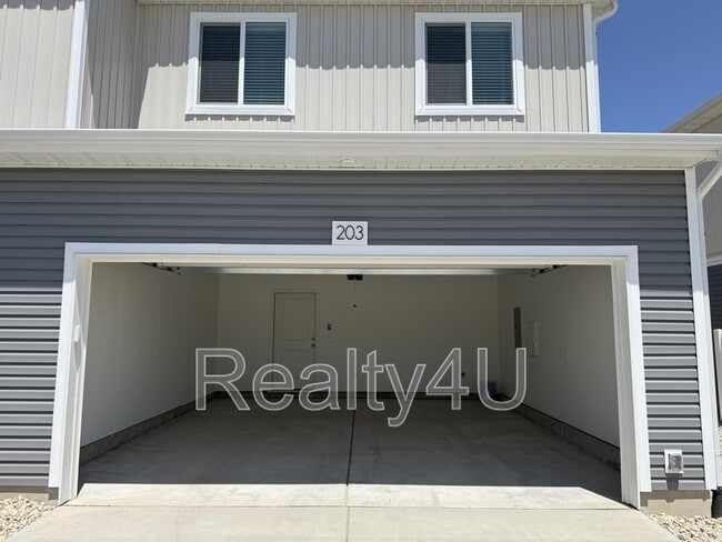 Building Photo - 203 E Arcade Dr