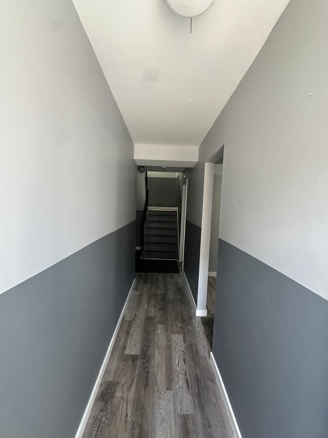 Building Photo - 1015 E 150th Pl
