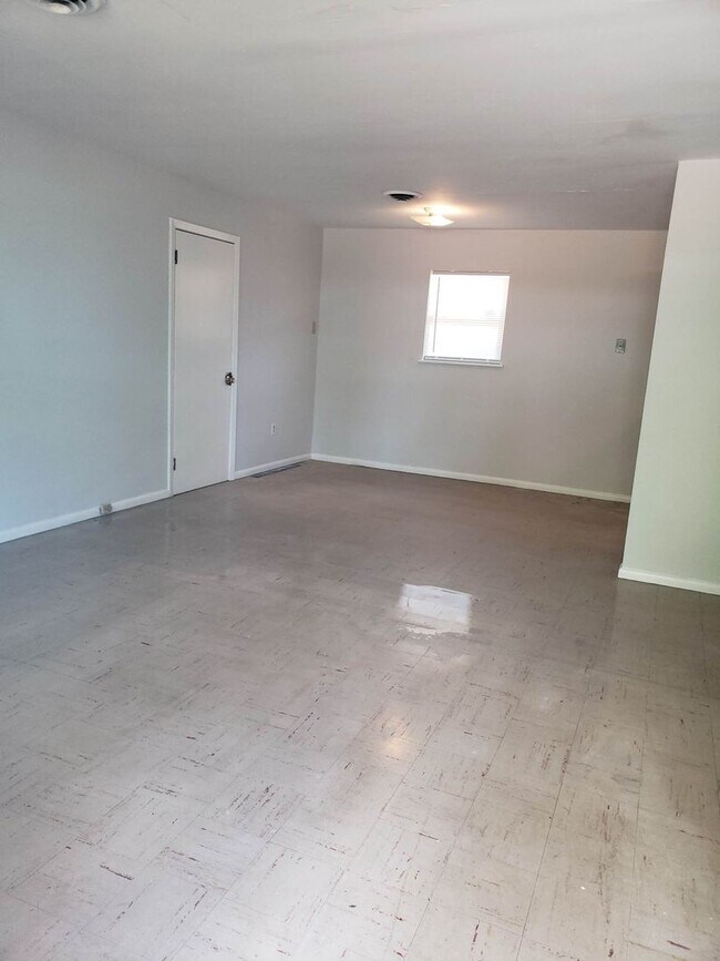 Foto del edificio - 3 bed 1 bath house with garage