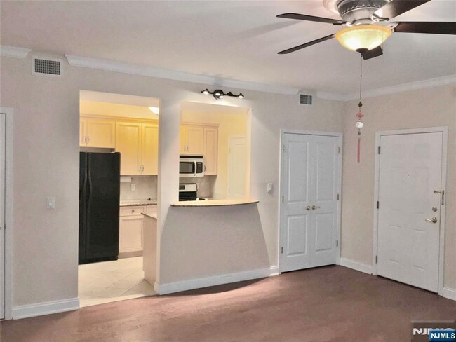 Building Photo - 6 Hemlock Lane