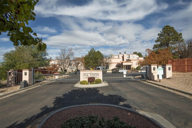 Entrada cerrada - 2501 W Zia Rd