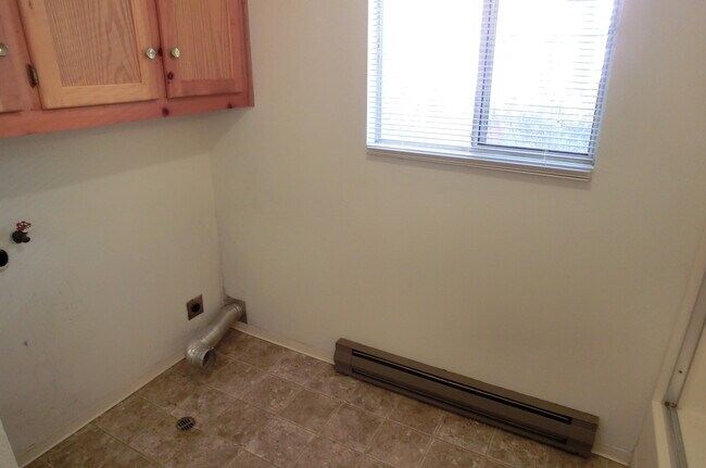 Building Photo - Very Clean Duplex