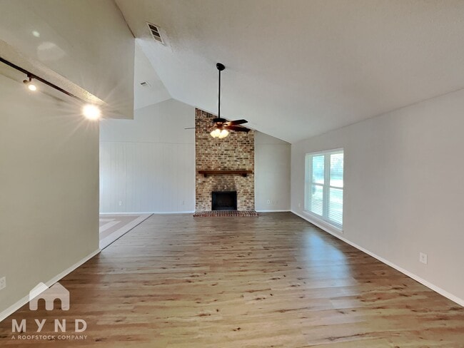 Building Photo - 605 Pyramid Dr