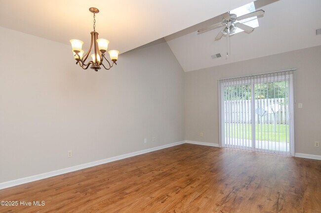 Foto del edificio - 4804 College Rd