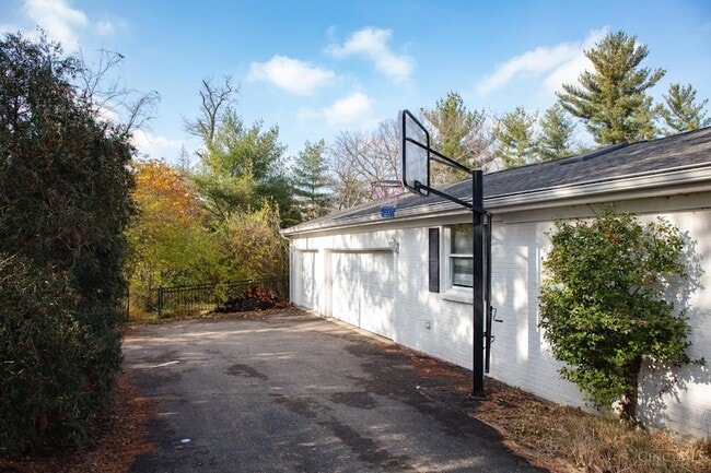 Building Photo - 8593 Concord Hills Cir