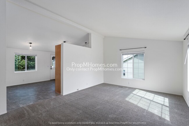 Building Photo - Beautiful Living in Scenic Estacada!