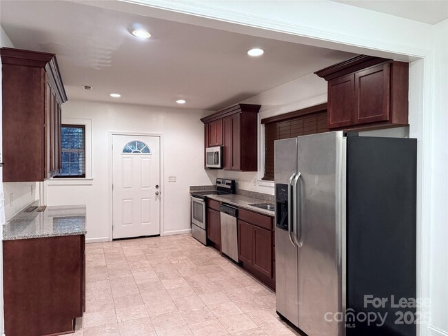 Building Photo - 424 Woodvale Pl