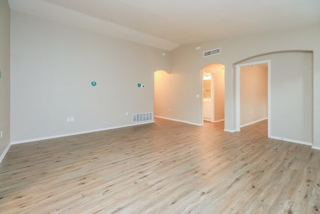 Building Photo - 1610 W Houchin Way