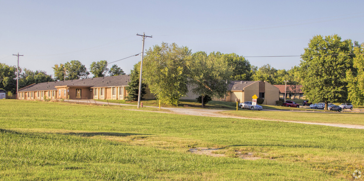 Primary Photo - Pleasantwood Apartments