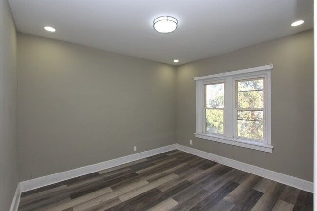 Building Photo - 12 George St