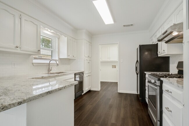 Building Photo - 7738 Menlo Dr