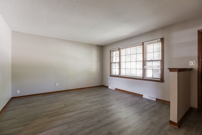 Building Photo - 3 Bedroom Raised Ranch in Independence, MO!
