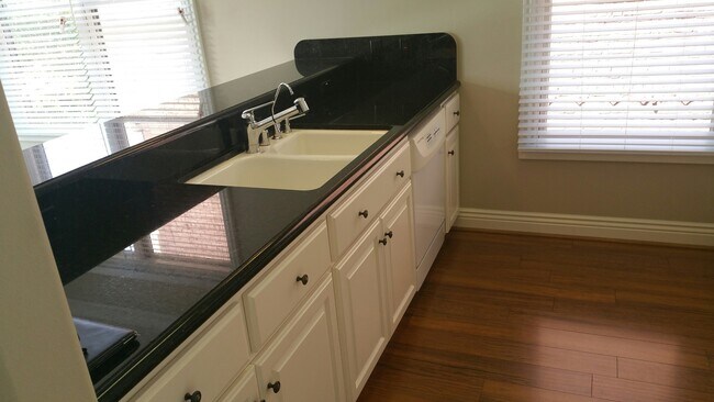 Building Photo - East Main Street