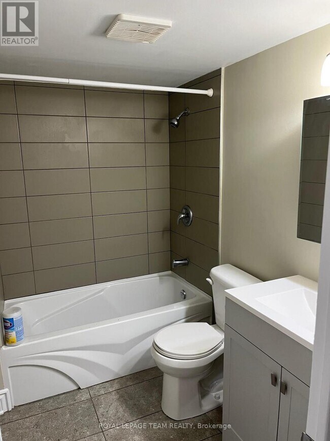 Building Photo - 123 Castlegreen Private