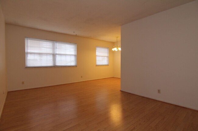 Foto del edificio - Spacious 1 bedroom 1 bath - available Augu...