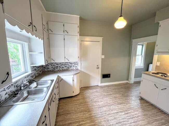 Building Photo - Charming Bungalow Centrally Located in Tacoma