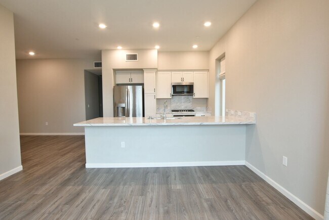 Foto del edificio - Stunning 3 Bedroom 2 Bath Communications Hill Beauty!!