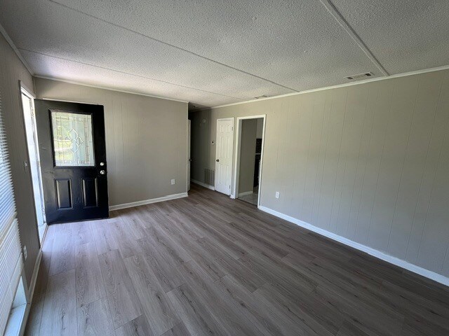 Building Photo - 2830 Village Green Dr