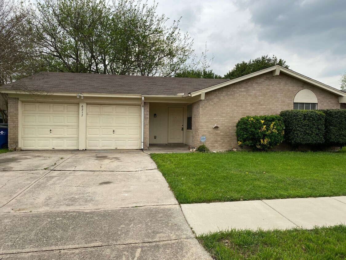 Primary Photo - Nice Single Family Home in Birdville ISD