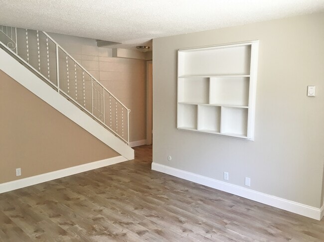 Building Photo - Cute updated 2 bed 1.5 bath Condo on S Cur...