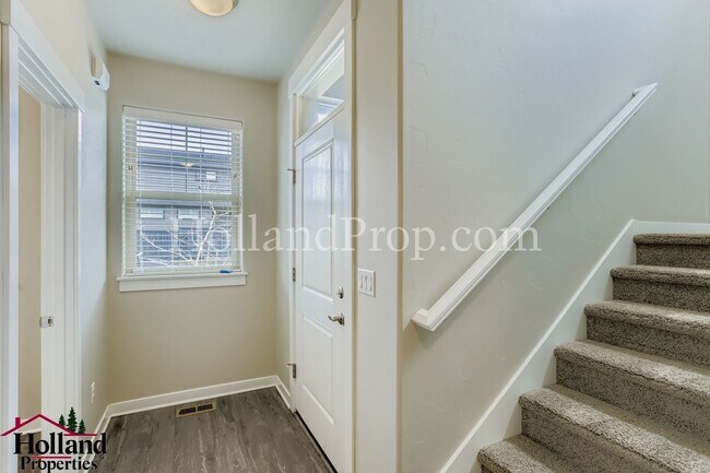 Foto del edificio - Now $2,395 + $150 Off for 3 Months — Limited Time !!! Bright and light 3 bedroom 2 bath home in H...