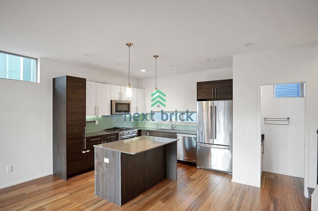 Building Photo - 3 BED & 2.5 BATH TOWNHOUSE FOR RENT