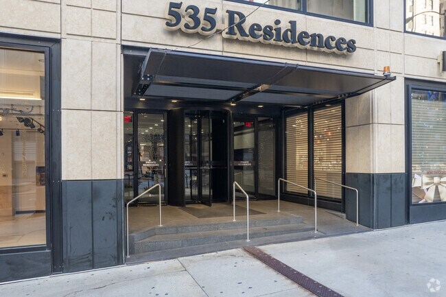 Entrada - 535-541 N Michigan Ave