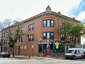 Building Photo - 4354 N Troy St