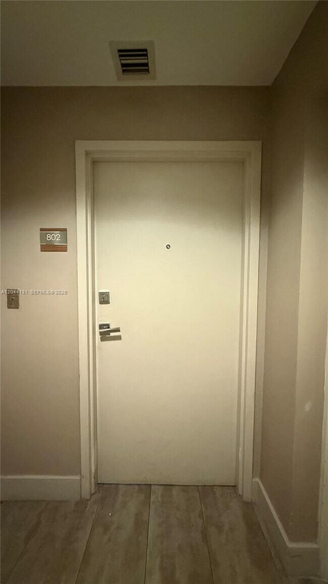 Foto del edificio - 600 NE 27th St