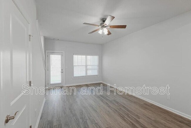 Foto del edificio - 7026 Hummingbird Dr