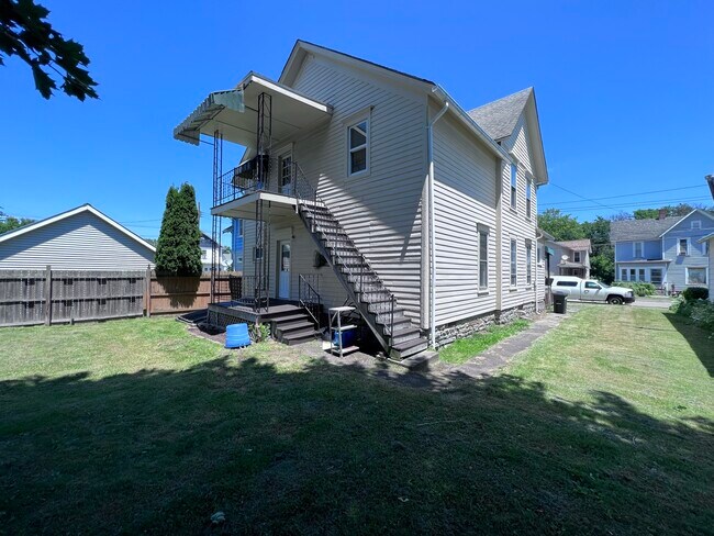 Shared backyard - 164 Hornell St