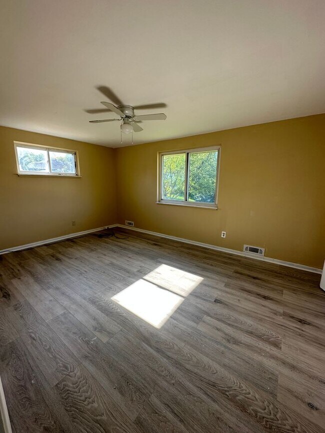 Foto del edificio - 8137-8137 Reed Ave