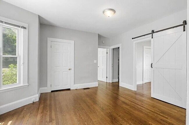 Foto del edificio - Available April 15th! Spacious 3 BED 1 BATH in Quiet Weymouth neighborhood.