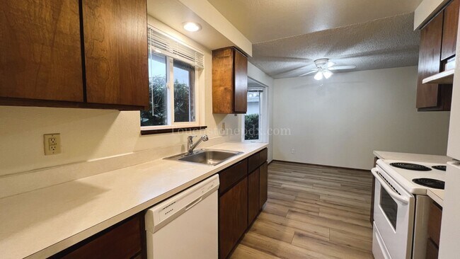 Foto del edificio - Updated 2 Bedroom Featuring New Plank Flooring