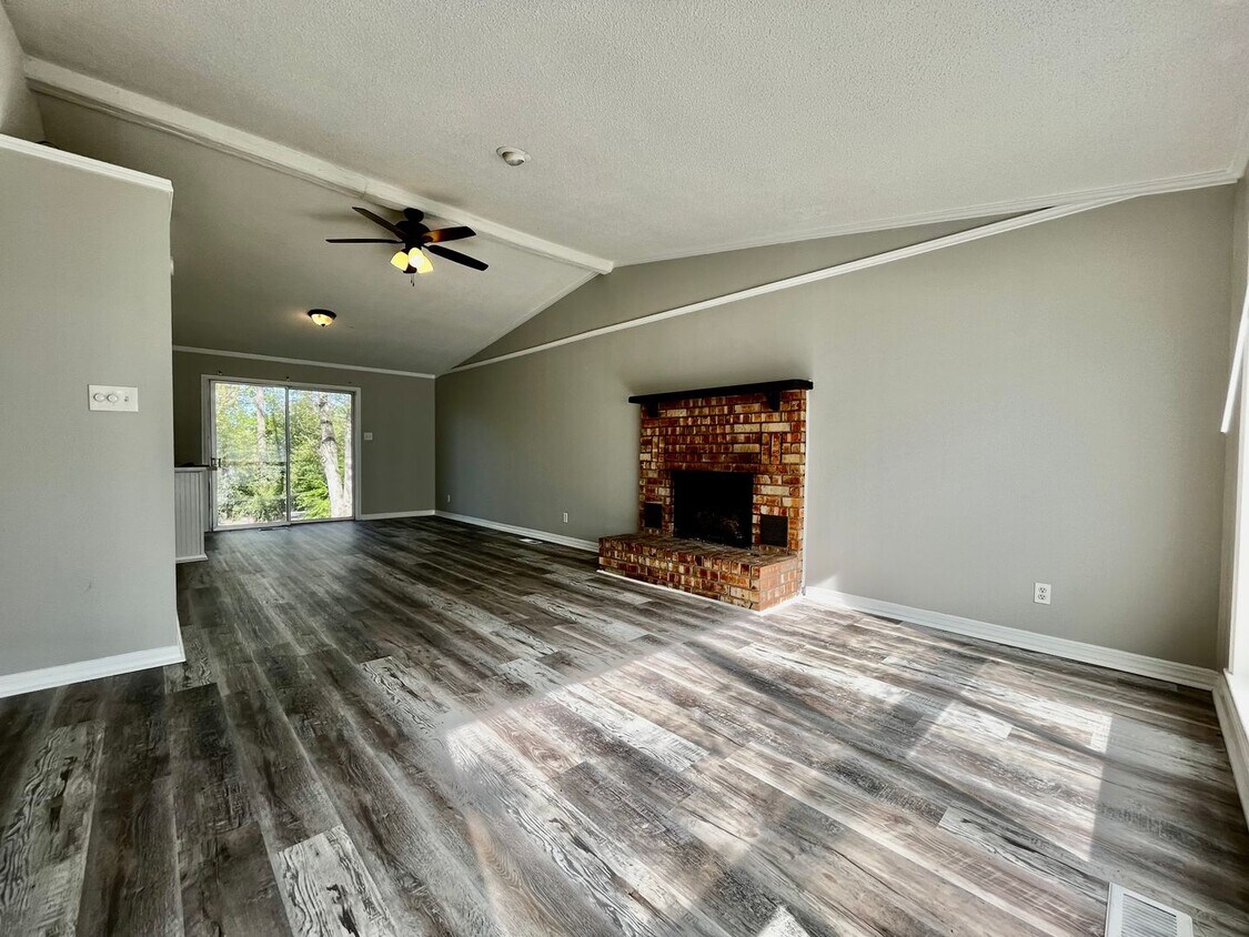 Foto principal - Renovated 4 Bedroom 2.5 Bath home in North...