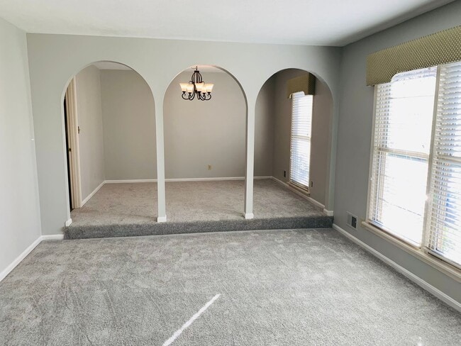 Building Photo - Spacious Three Bedroom/Three Bath Ranch in...