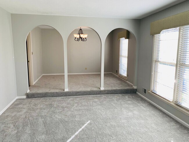 Foto del edificio - Spacious Three Bedroom/Three Bath Ranch in...