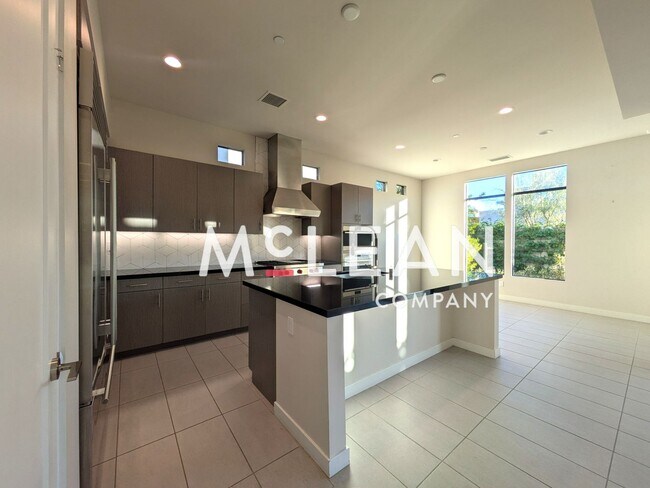 Foto del edificio - Modern 3-Bedroom Townhome with Private Poo...