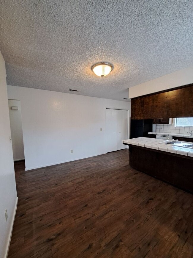 Foto del edificio - 4090-4094 N. Feland Ave.